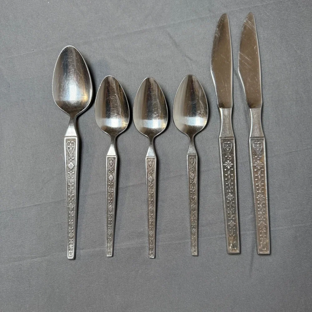 Vintage Riviera Stainless Japan 4‎ Spoons 2 Knives Cutlery Set Floral Detail